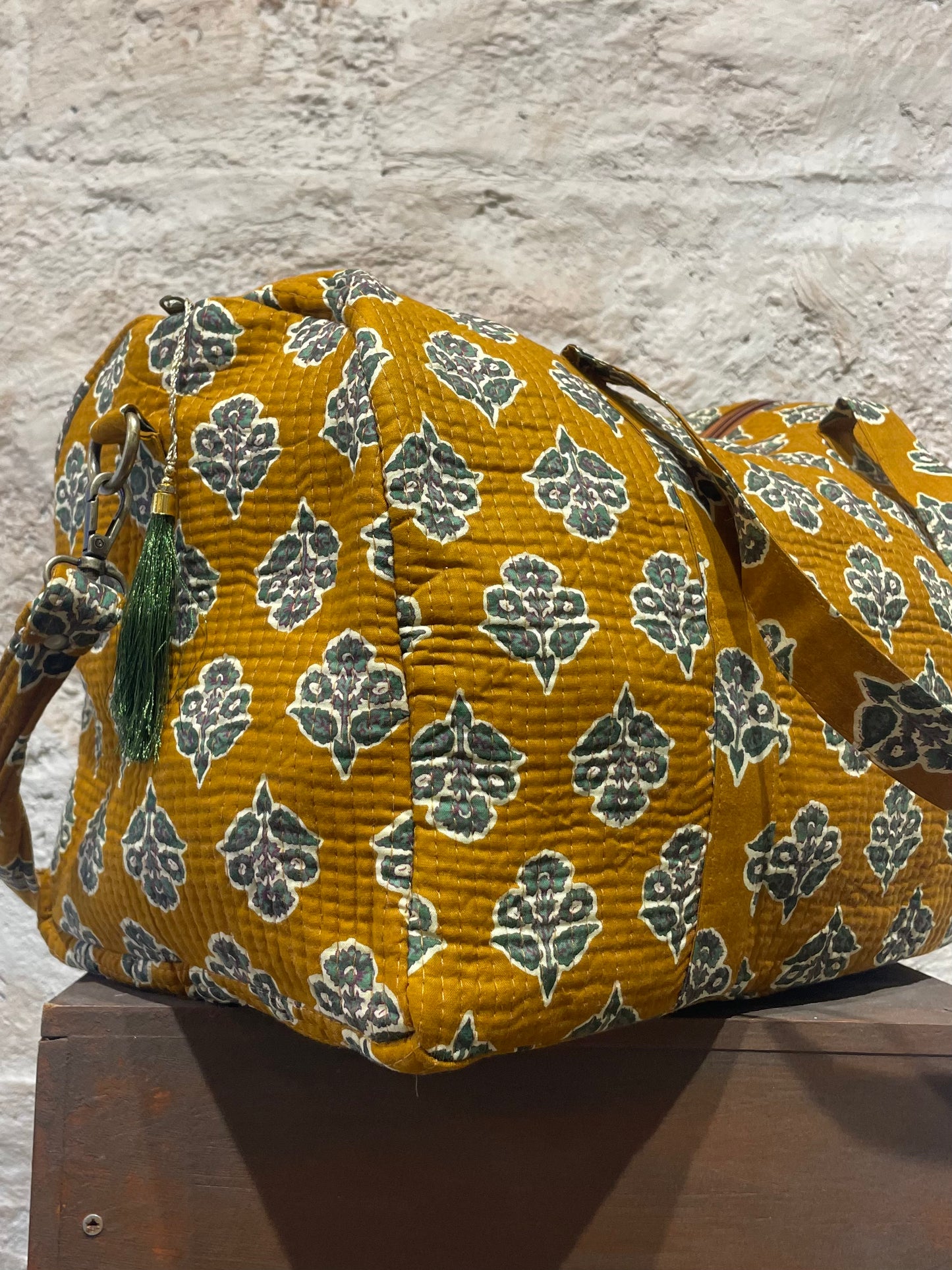 BOLSO VIAJE ESTAMPADO MOSTAZA