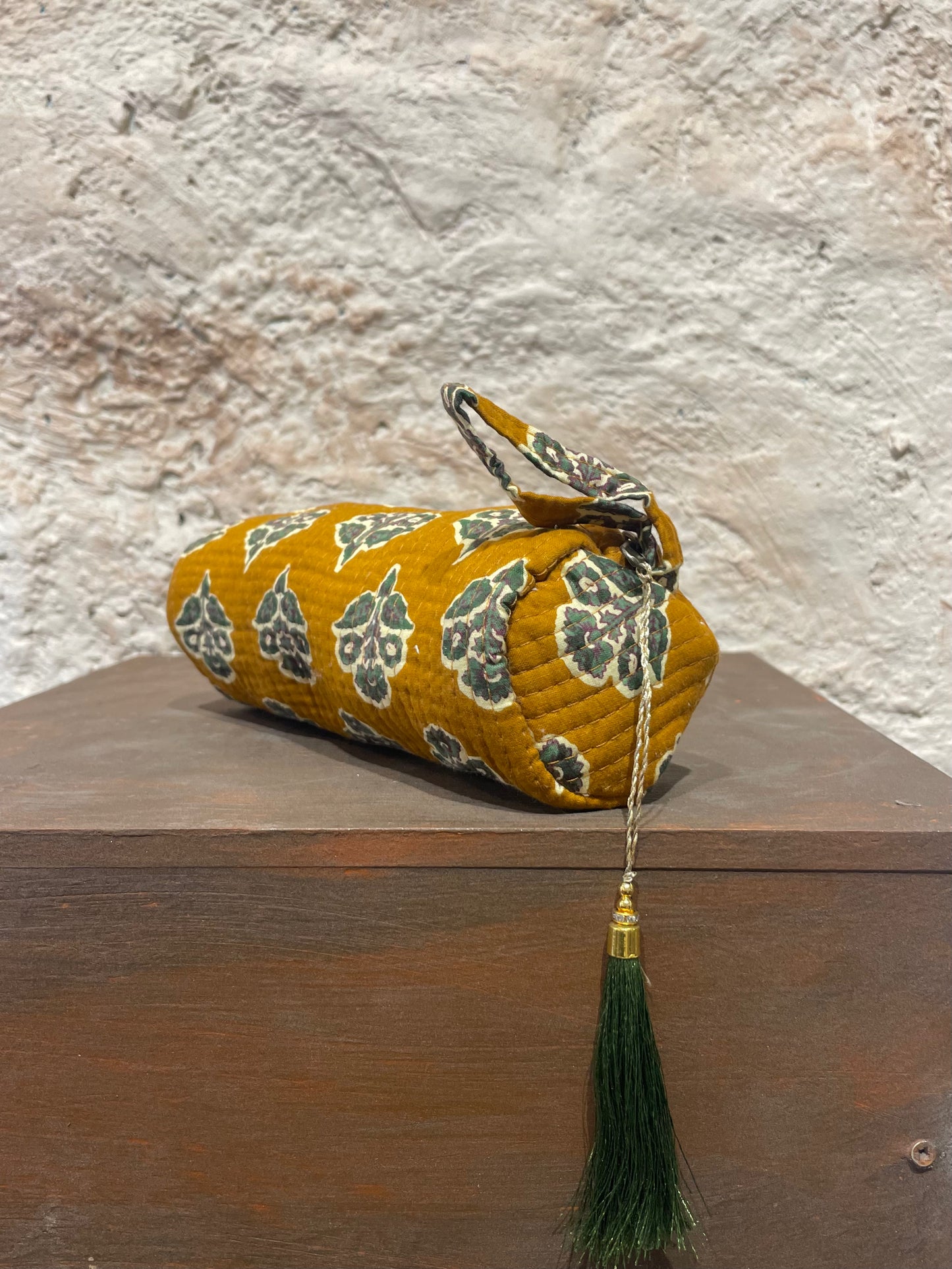 ESTUCHE GRANDE ESTAMPADO MOSTAZA