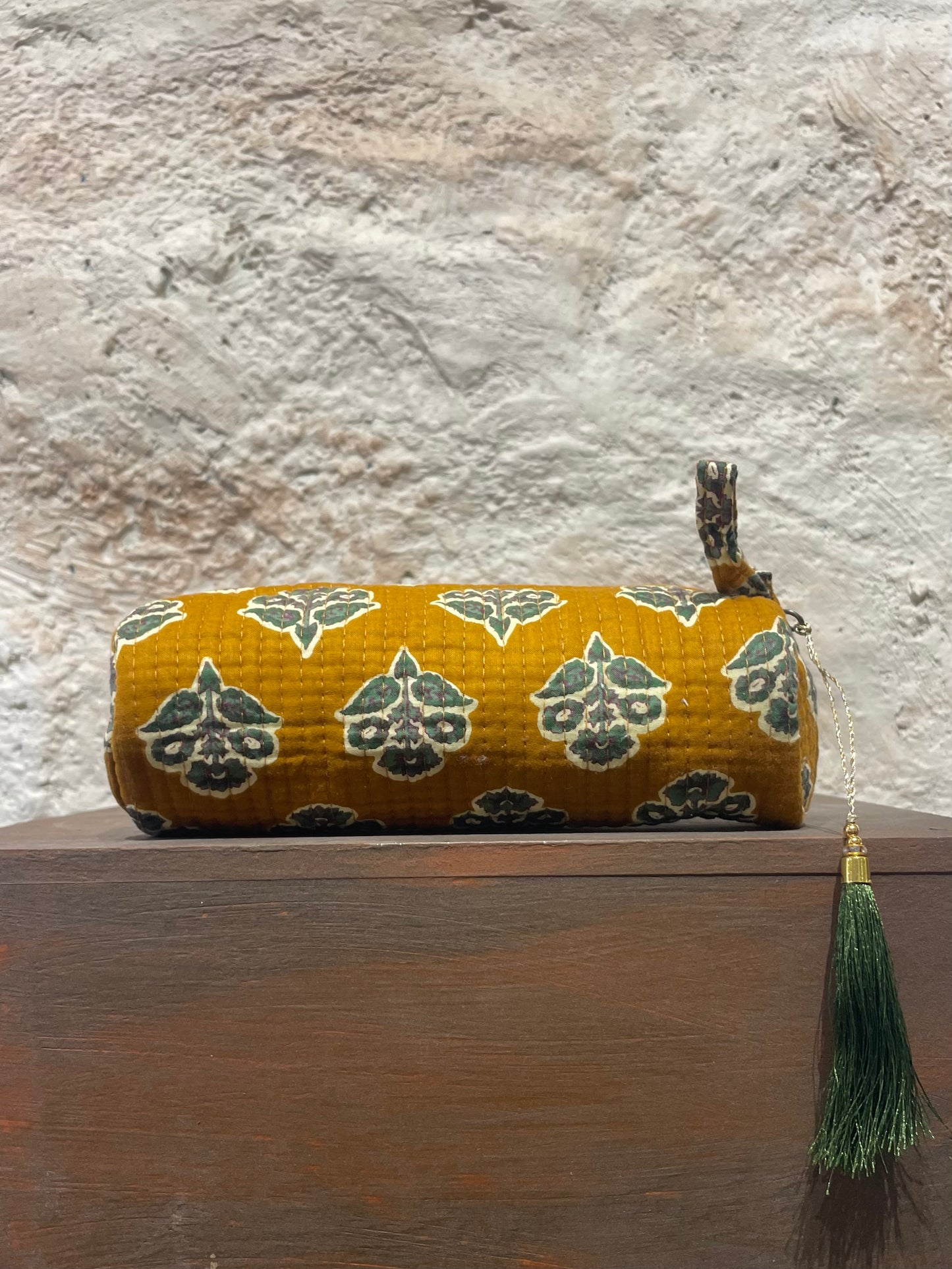 ESTUCHE GRANDE ESTAMPADO MOSTAZA