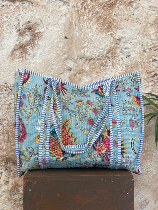 SHOPPER ACOLCHADO ESTAMPADO CELESTE