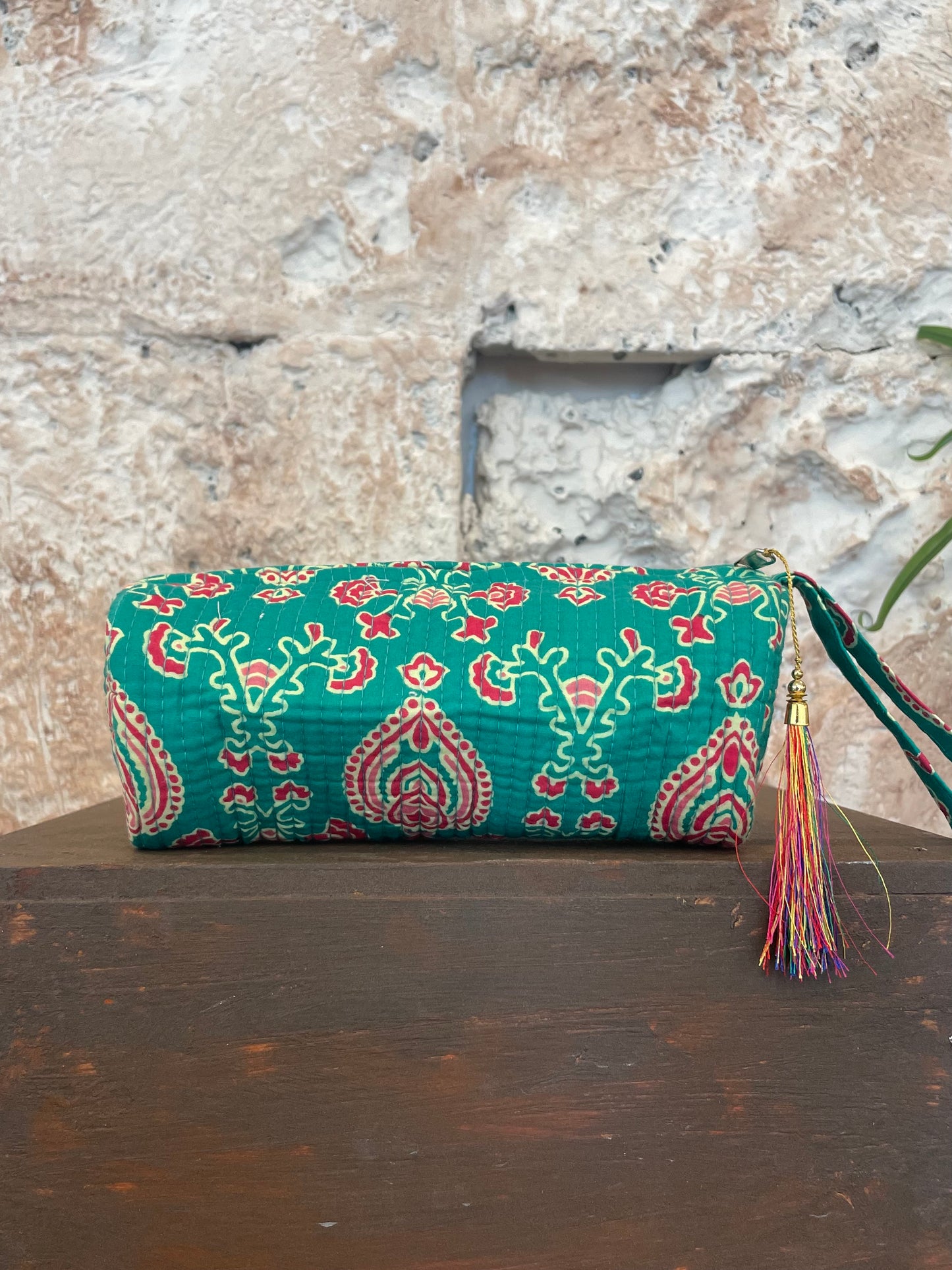 ESTUCHE ESTAMPADO TURQUESA Y ROJO