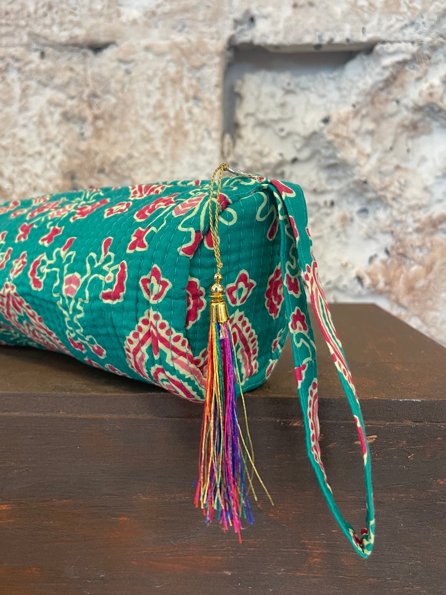 ESTUCHE ESTAMPADO TURQUESA Y ROJO