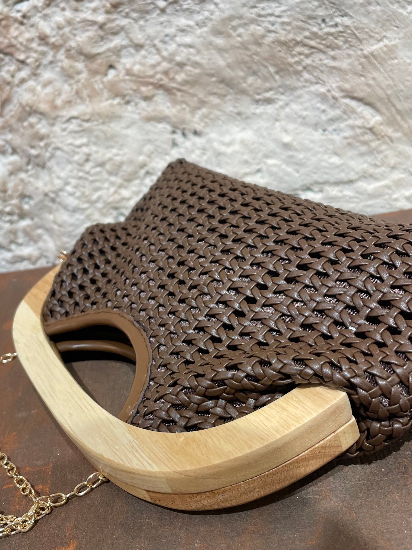 CLUTCH TRENZADO MARRÓN