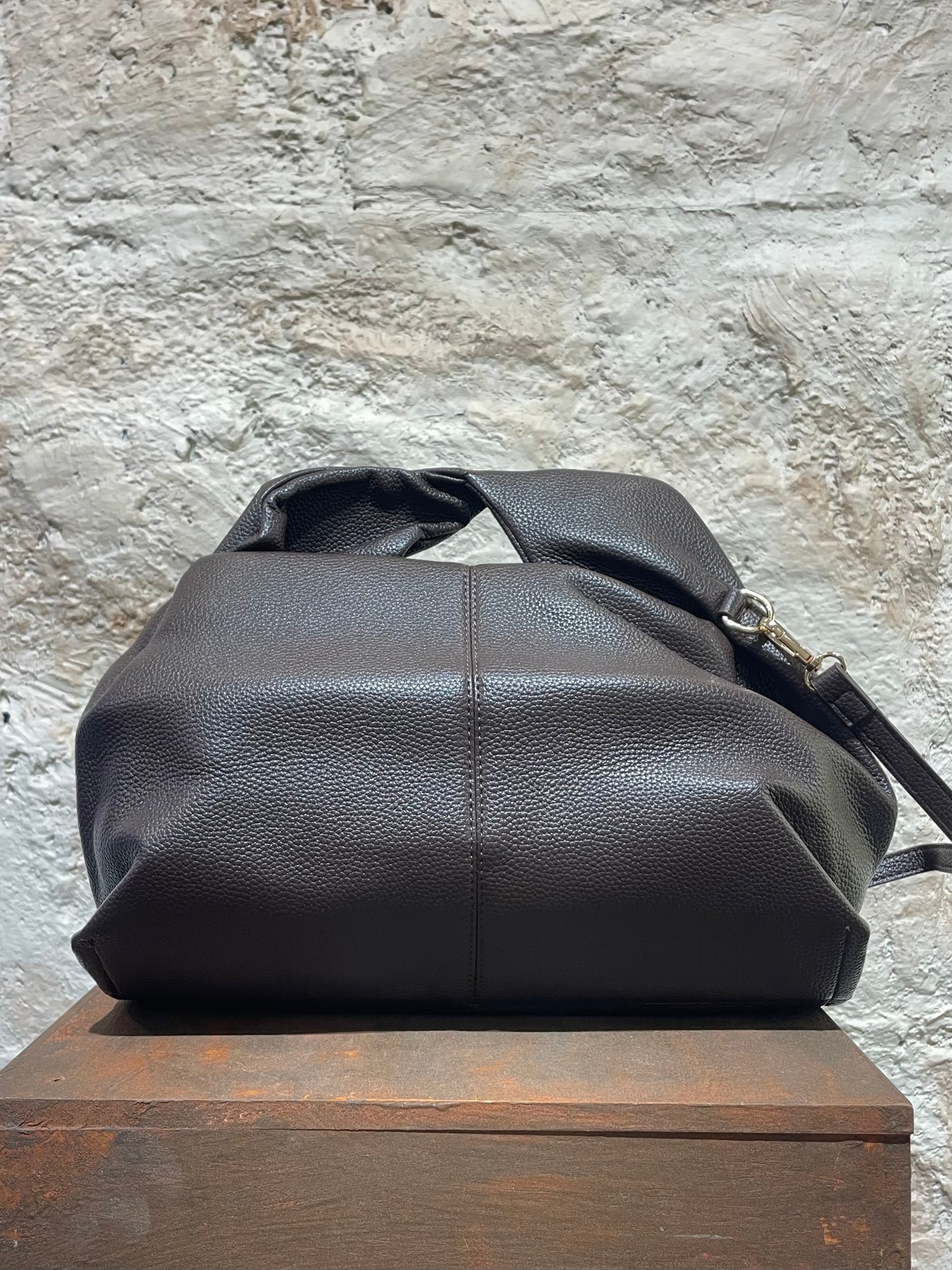 MAXI BANDOLERA CRUDA CON ASA MARRÓN