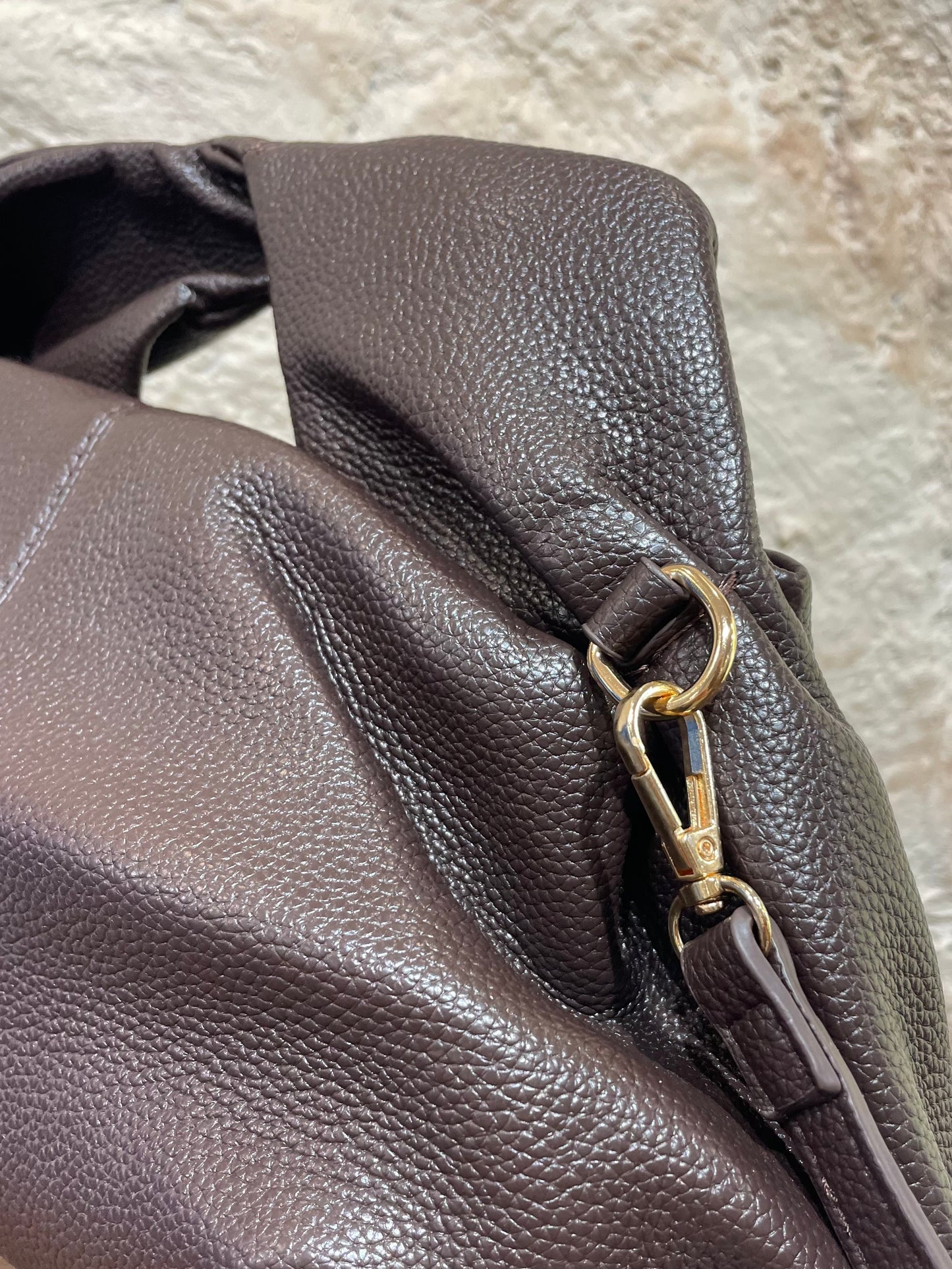 MAXI BANDOLERA CRUDA CON ASA MARRÓN