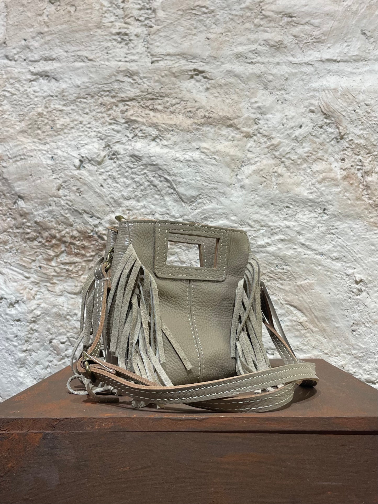 MINI BANDOLERA PIEL FLECOS BEIGE