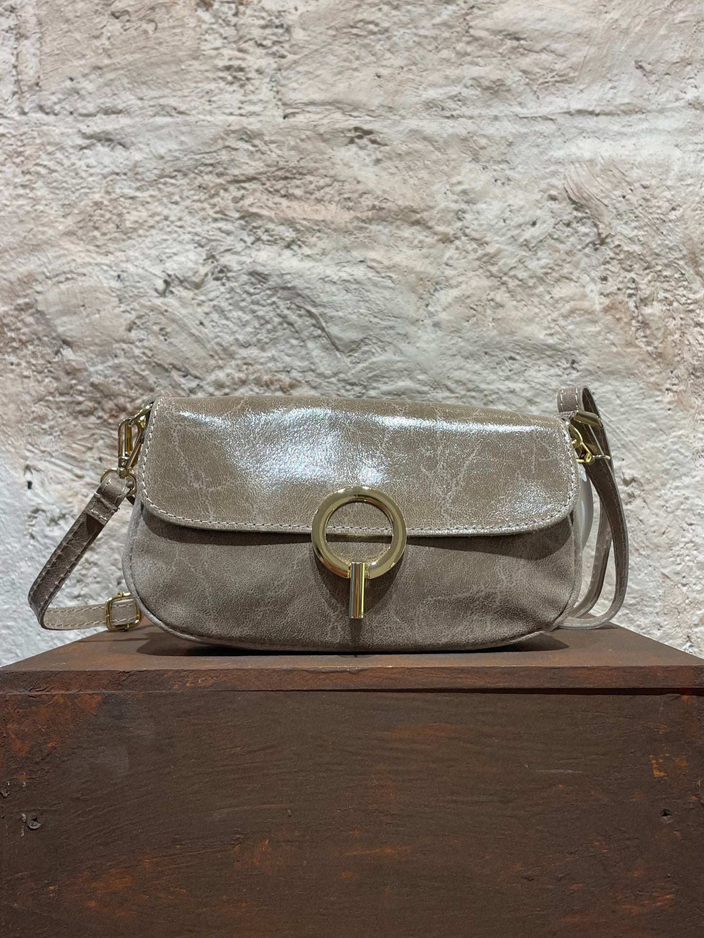 BANDOLERA PIEL BEIGE CIERRE ORO