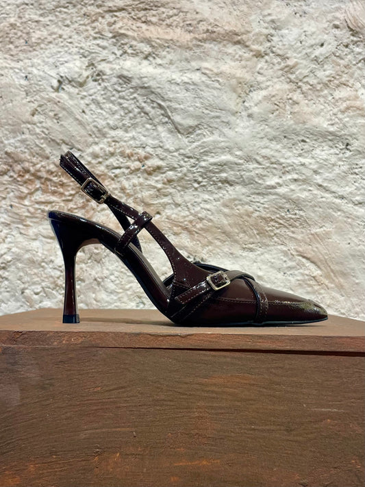 STILETO MARRÓN CON DETALLES