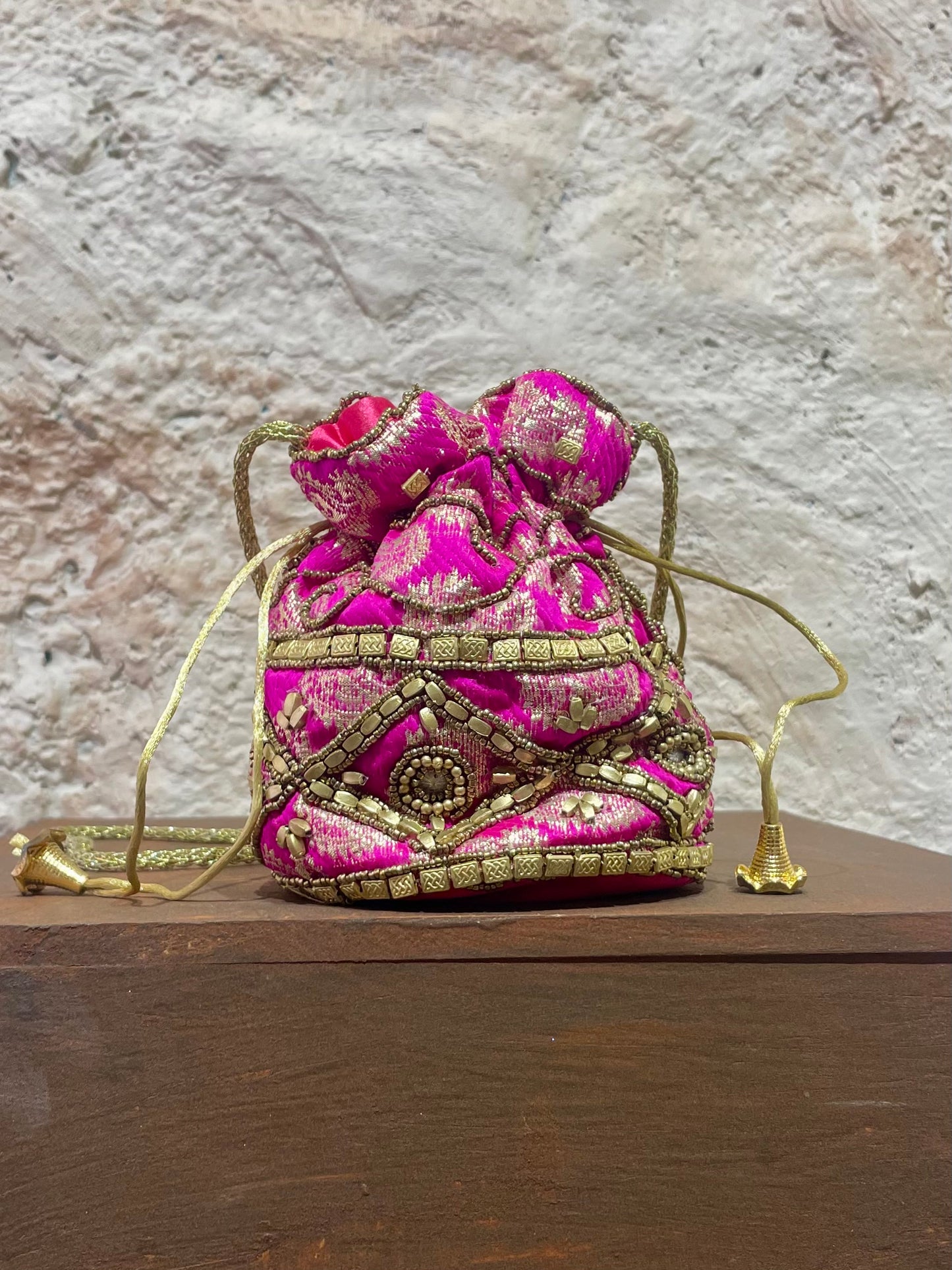 SAQUITO ABALORIOS FUCSIA