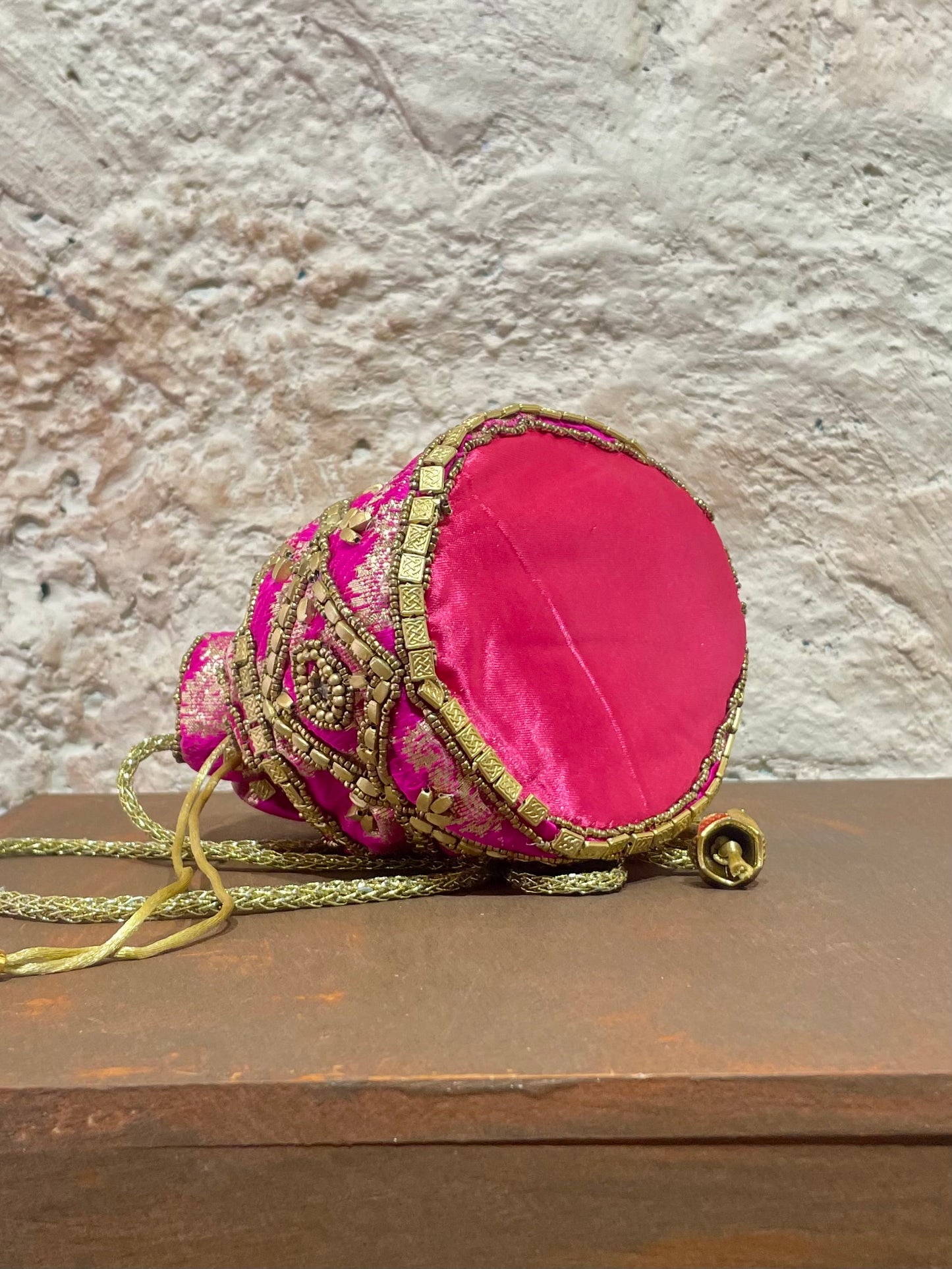 SAQUITO ABALORIOS FUCSIA