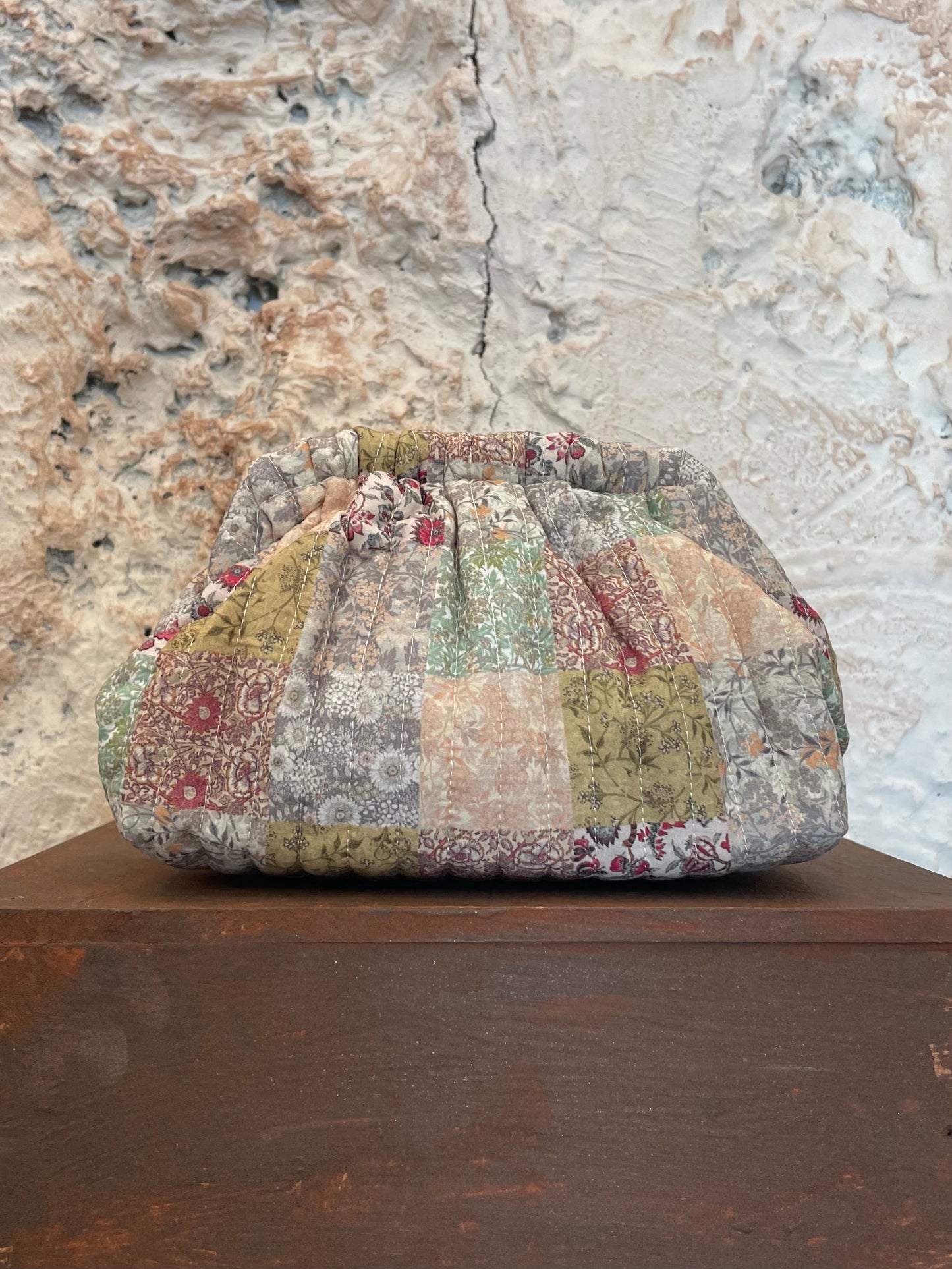 CLUTCH ACOLCHADO ESTAMPADO VERDE