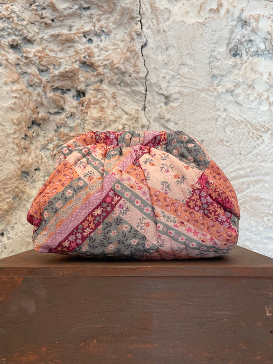 CLUTCH ACOLCHADO ESTAMPADO ROSA