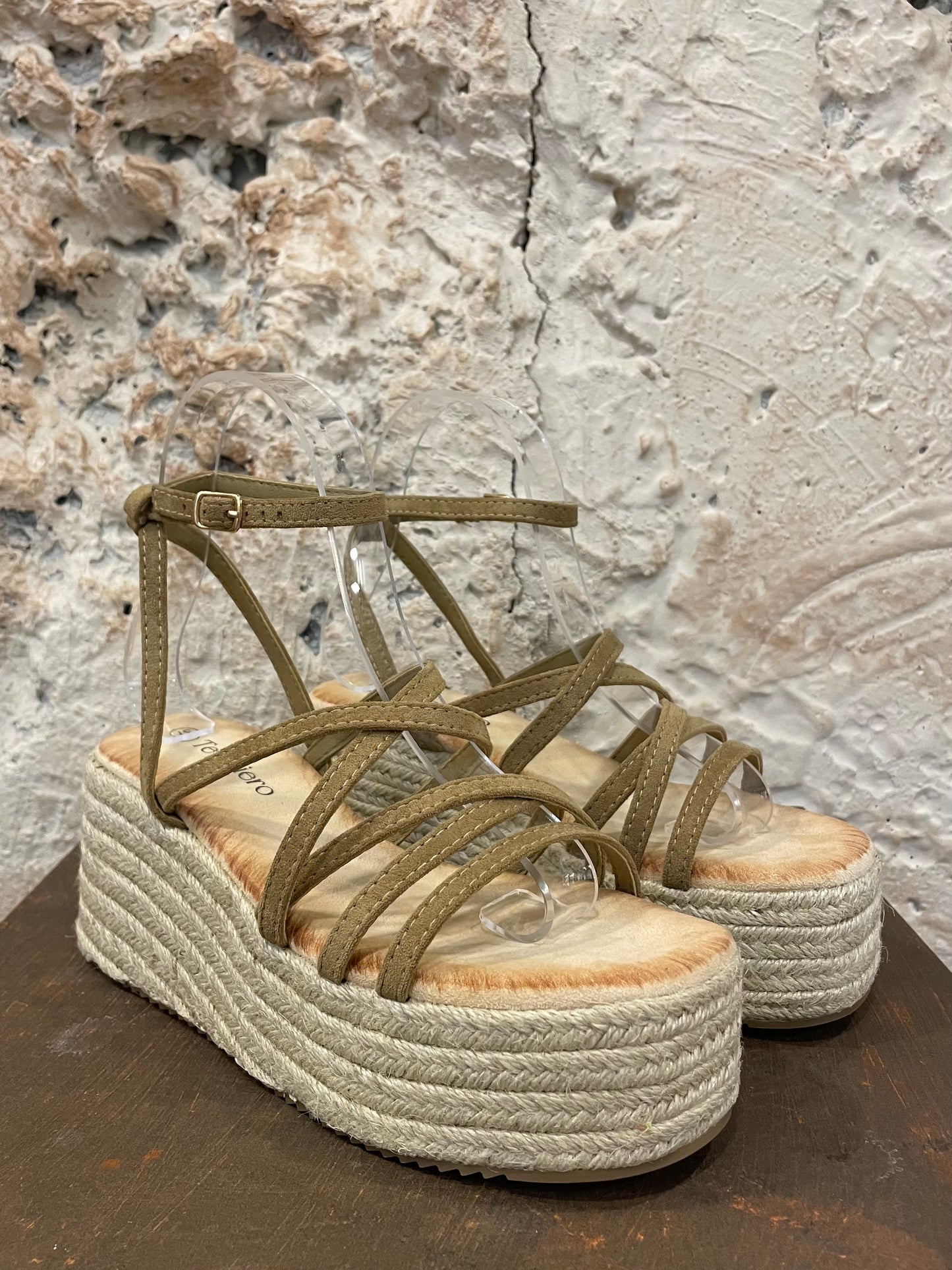 SANDALIA PLATAFORMA TIRAS TAUPE