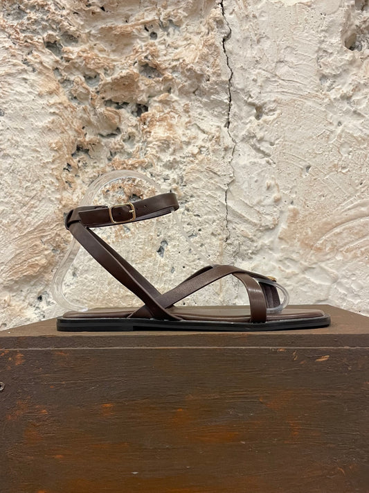 SANDALIA PLANA DETALLE MARRÓN