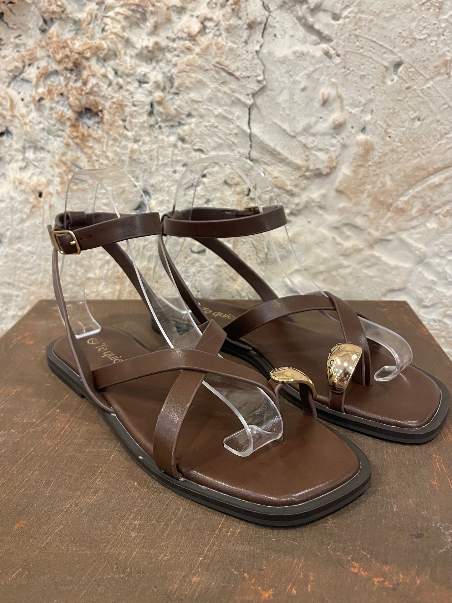 SANDALIA PLANA DETALLE MARRÓN