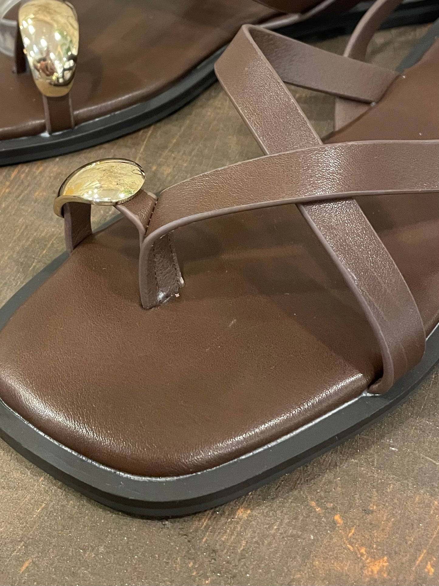 SANDALIA PLANA DETALLE MARRÓN