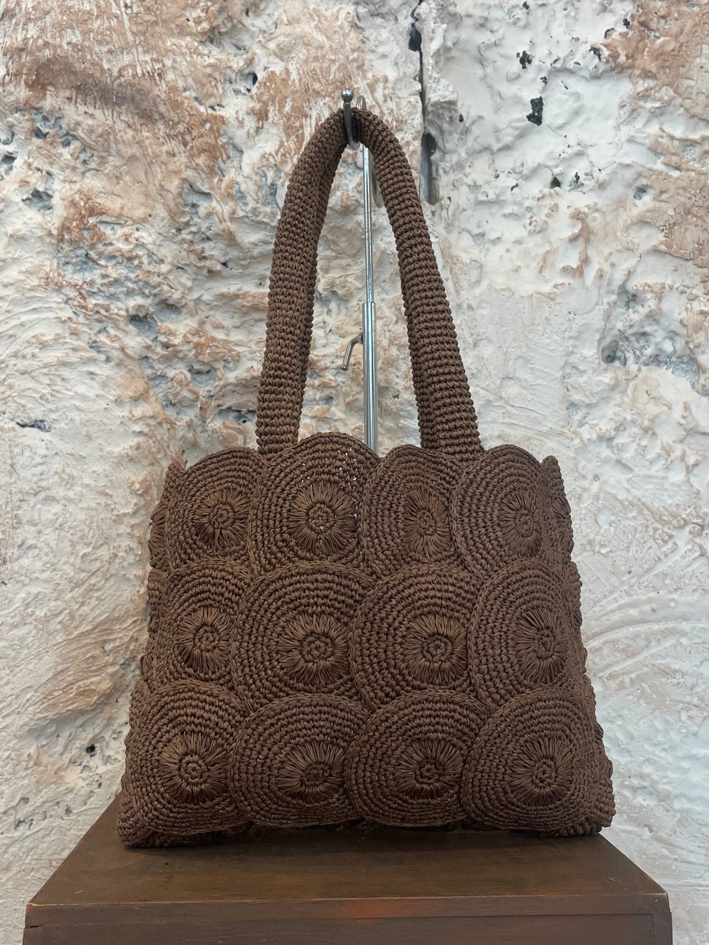 BOLSO RAFIA DETALLE TRENZADO CIRCULAR MARRÓN