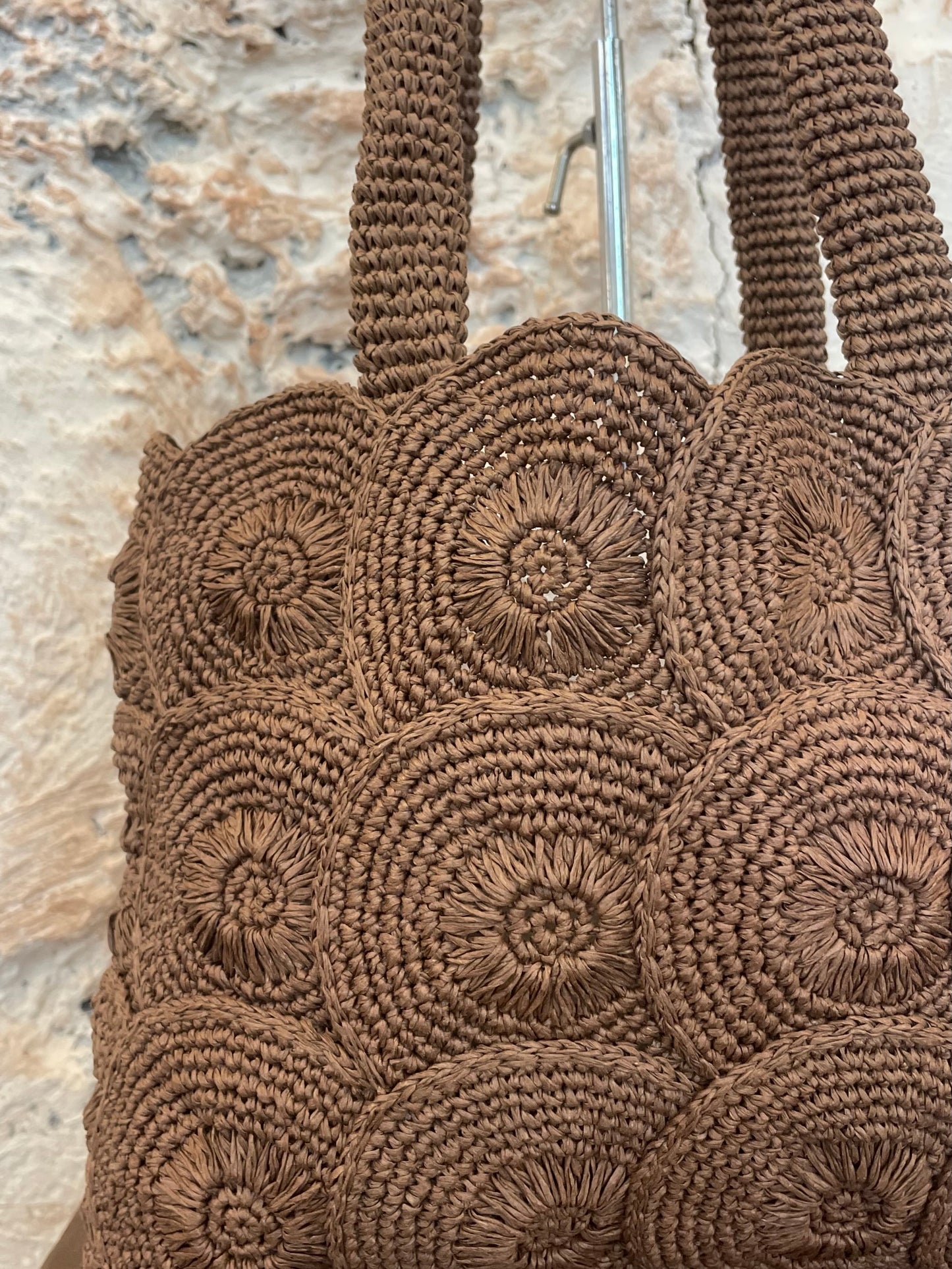 BOLSO RAFIA DETALLE TRENZADO CIRCULAR MARRÓN
