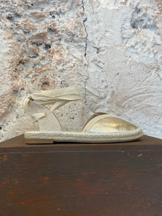 SANDALIA PLANA DORADO CUERDA